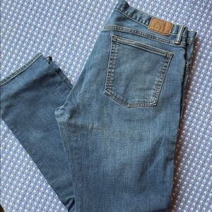 GAP Men's Athletic cut Jeans in medium Blue sz 34x32